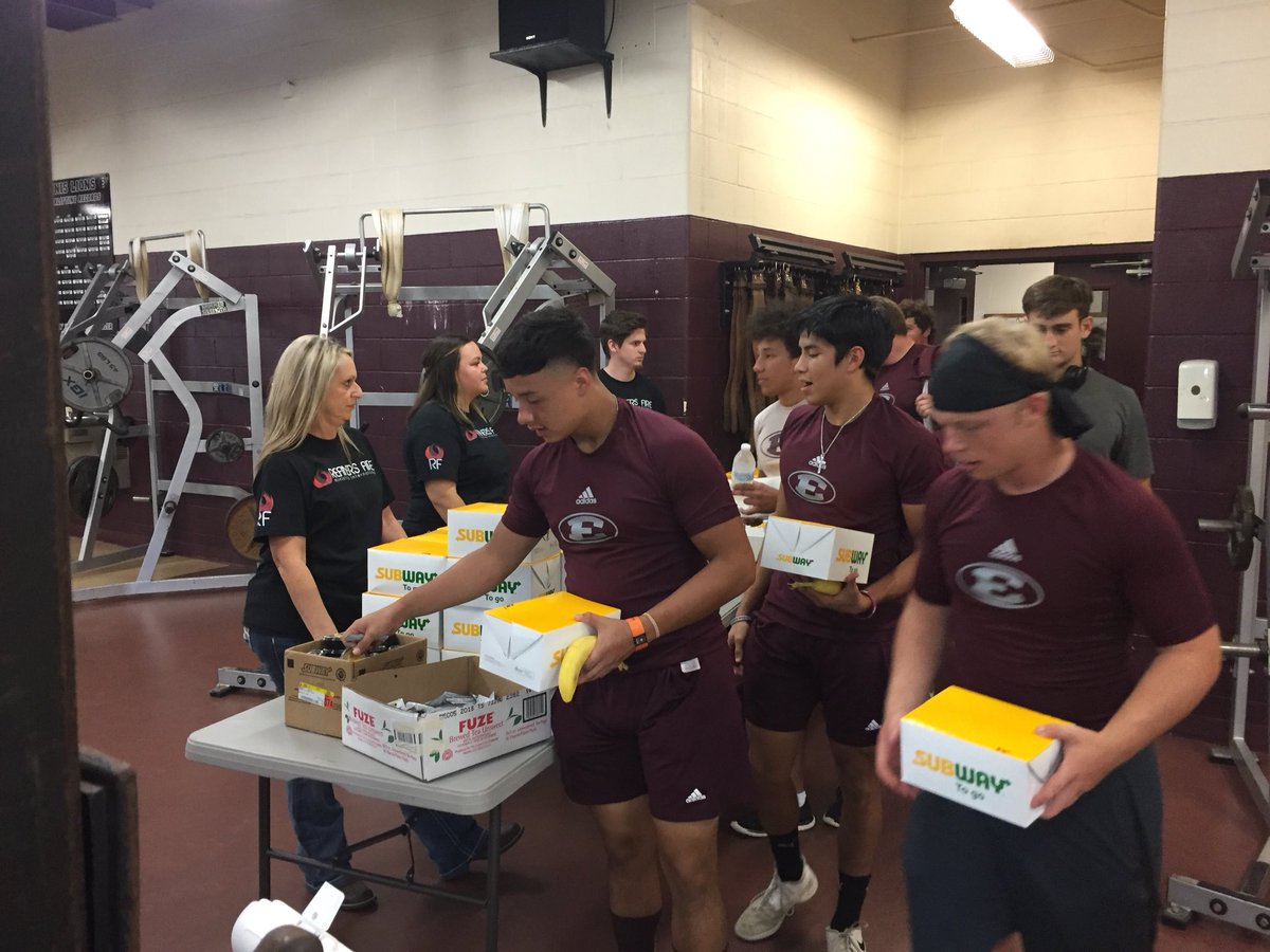 RefinersFire_'s tweet image. Members of Refiner’s Fire Youth had the opportunity to serve meals to the EHS Varsity Football team, coaches and support staff before their away game tonight. Praying for a great game! Pastor Cord Donna Blankenship and all of RF Ennis say “Go Lions!!”