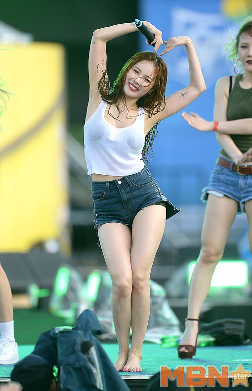 softforhyudawn's tweet photo. How can she still looked so perfect after being sprayed continuously with water guns? 

{#HYUNA #현아} https://t.co/50egHPTSMh