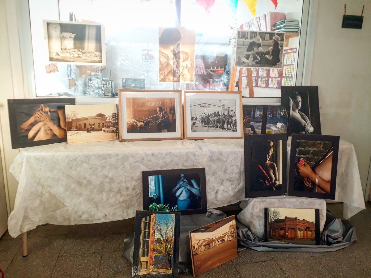 la_rutera's tweet photo. #Semana de las #Artes. Ya acomodamos con #Mili. #Fotografía en la 2° #Peña de #Arte #Institucional en la #EES5 de #América 📷📖😍❤💋💋💋 https://t.co/NNw43mKuio