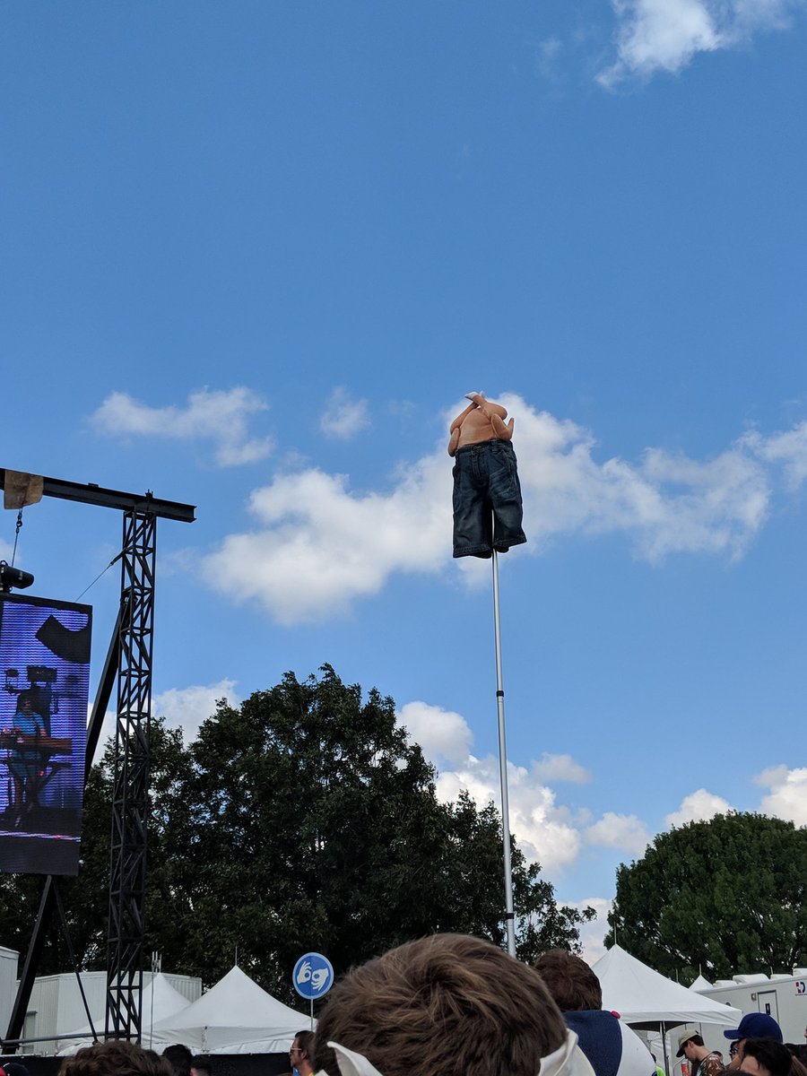 christurnerrr's tweet photo. #DenimChicken #ACLFest https://t.co/UHWL2vpuqU