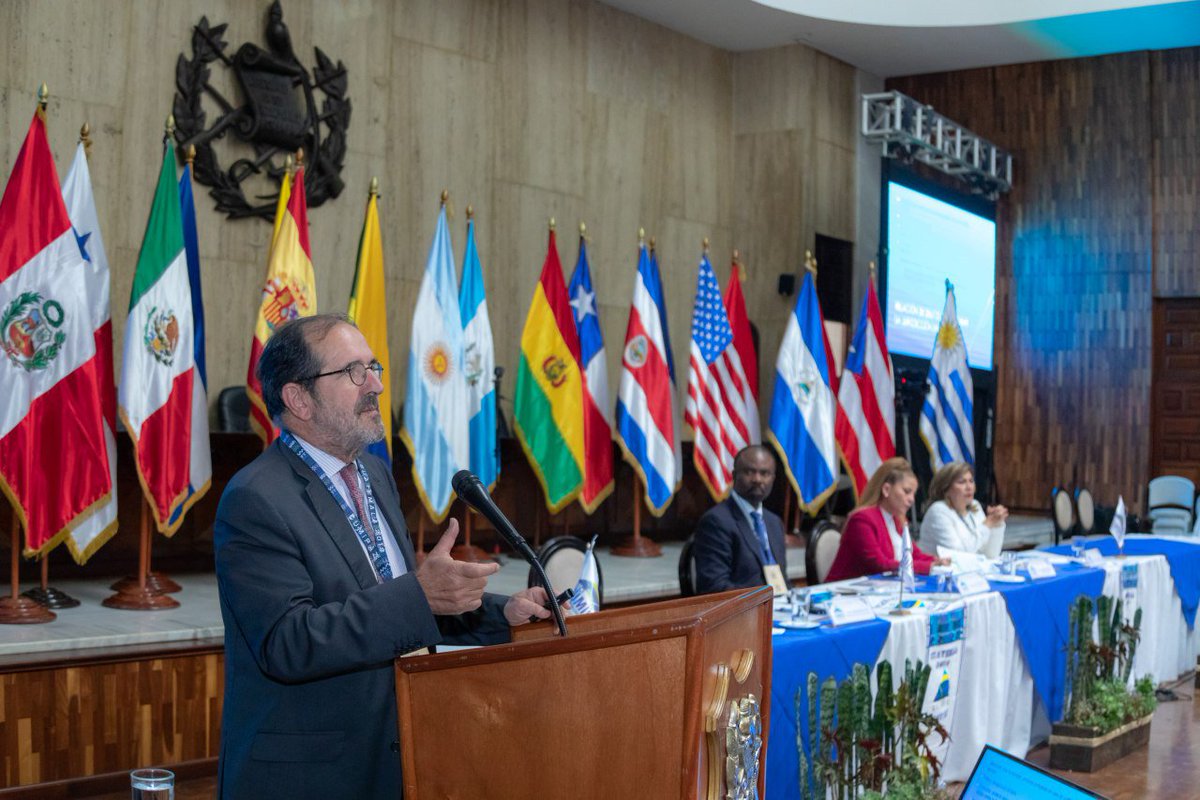 embajadaporpaz's tweet photo. "Pero es verdad que la justicia universal se refiere, en su mayoría, en la concepción que tenemos, a la criminalidad contra los tratados internacionales que preservan los derechos humanos de las personas." Excmo. Andrés Martínez Arrieta, Mag del Tribunal Supremo - España #CUMIPAZ https://t.co/BCrNySTY9S