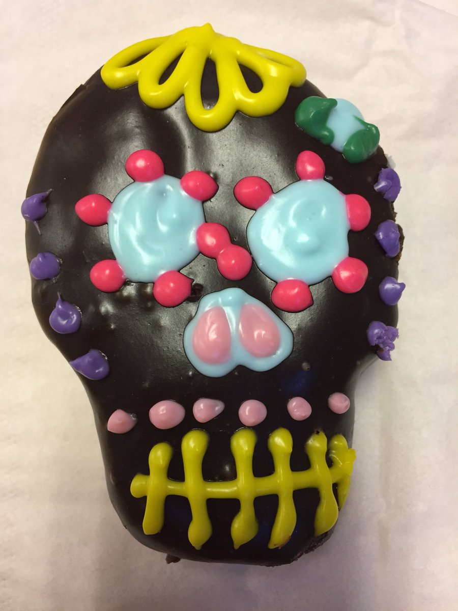 jesse_armijo's tweet photo. A tasty little treat to end my day! #rebeldonuts https://t.co/r7jAYNGDpv