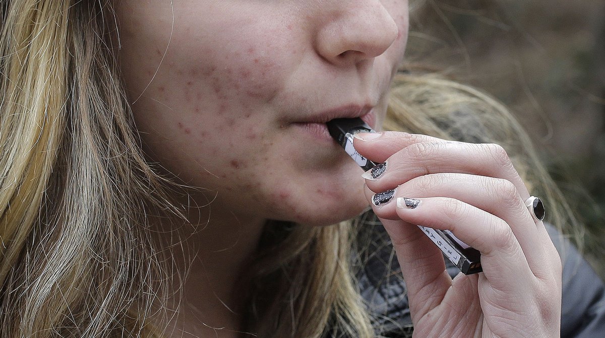educationweek's tweet photo. Teen vaping has hit "epidemic proportions," the leader of the FDA says. What can schools do to help curb this behavior? https://t.co/jIK5ctVcL2  #vaping https://t.co/aXbtt7EXbU