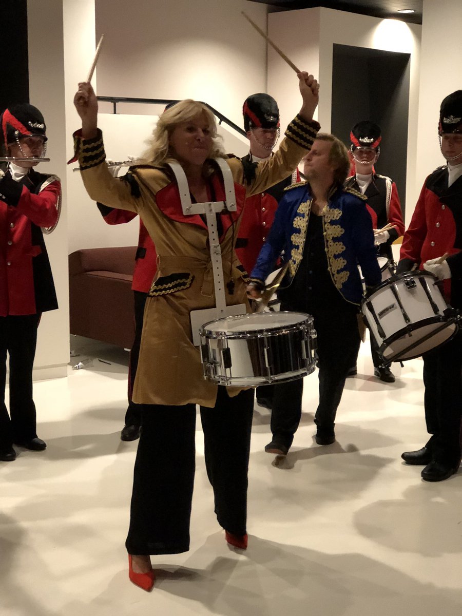 HenneInterieurs's tweet photo. Bedankt @claudiadebreij, we hebben genoten. We gaan achter de fanfare aan. #delawei #drachten #claudiadebreij https://t.co/f9KhXde5mX