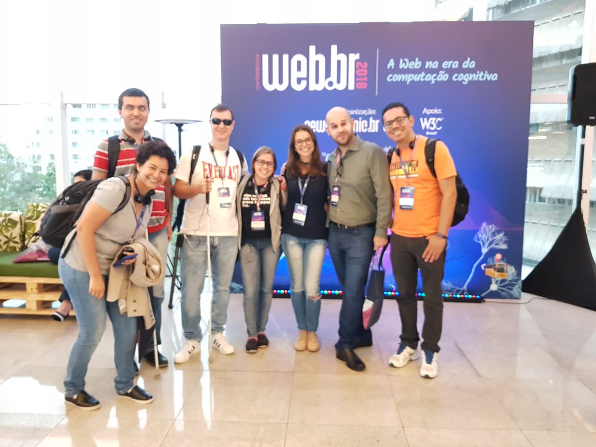 liviagabos's tweet photo. Muito obrigada @CodamosClub pela oportunidade de levar meus alunos e de encontrar pessoas tão legais nesse evento! #webbr2018 https://t.co/clo1abdPHK