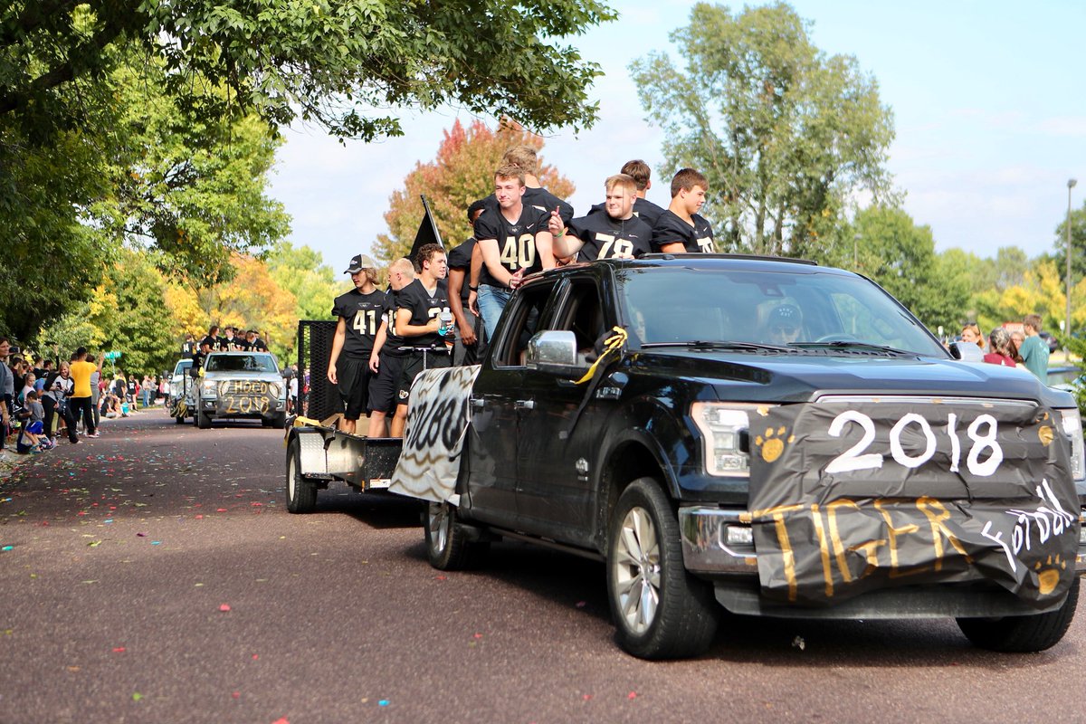 BVTouchdownclub's tweet photo. Tiger Nation sure showed up for our Homecoming Parade today! Best fans ever...see you at 7pm. #gametime #madeforthis #beatmiege https://t.co/A2BkZgDCkf