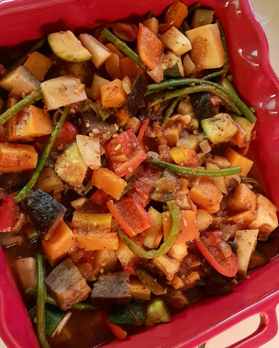 debbymcmorran's tweet photo. Wee nip in the air tonight so ratatouille time ... local veg from Lourmarin market #houseinpontroyal #ratatouille #lourmarinmarket #provence #vacluse #ohprovence #beautifulfrance🇫🇷 #homefromhome #provencalfood https://t.co/7b1acLnVzx