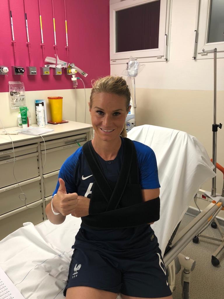 amandinehenry6's tweet photo. 🤒 Déplacement de la clavicule !
Plus de peur que de mal...même si ça reste très douloureux 😥
Merci à tous pour votre soutien 😘 👍🏼 https://t.co/SlokCaoM8d
