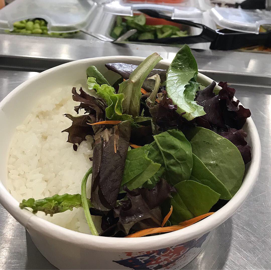 PickAPoke's tweet image. Can’t decide on your base? You can always go 1/2 ☀️🌊🐠
#pokebowl