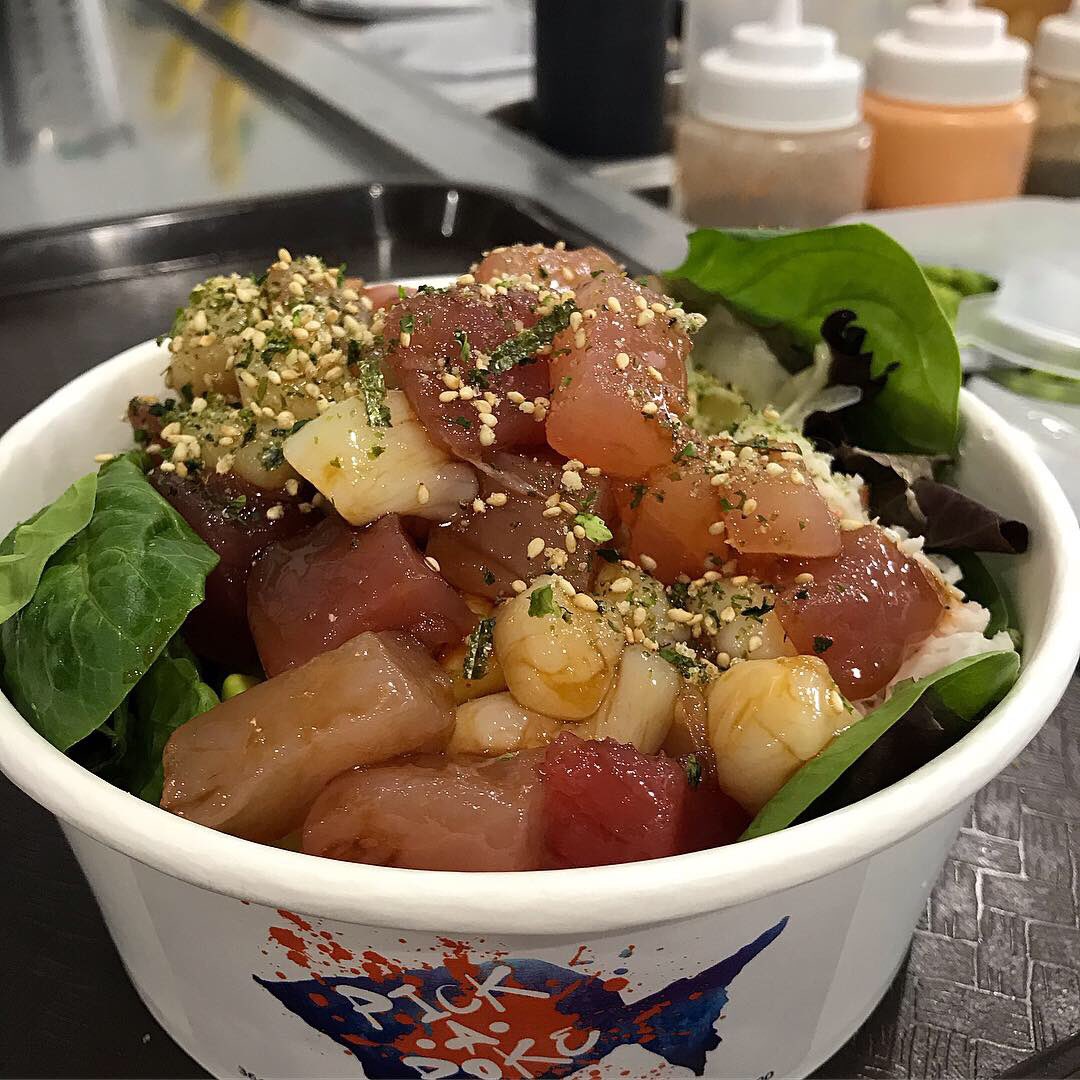 PickAPoke's tweet image. Can’t decide on your base? You can always go 1/2 ☀️🌊🐠
#pokebowl