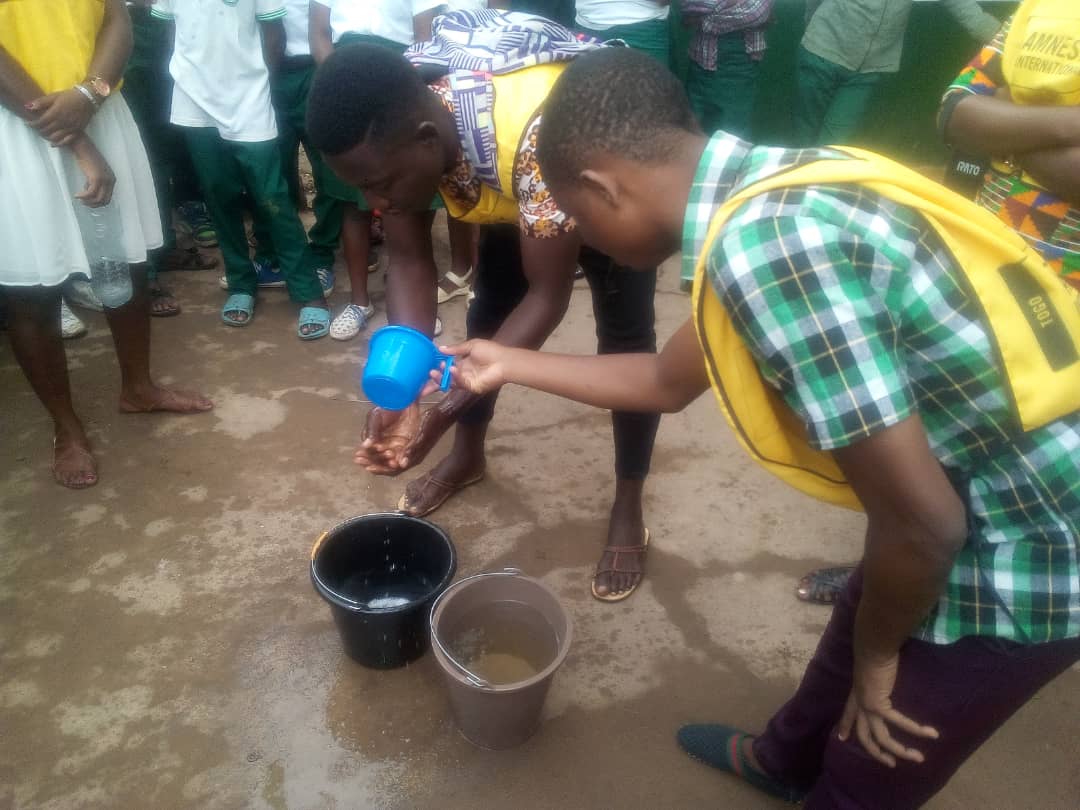 DzenaLocal's tweet photo. Le GL Dzéna Ai- togo sensibilise les élèves du complexe scolaire sur l' hygiène ( lavage de mains...) Et la protection de l'environnement. https://t.co/0DeCUG17Pz