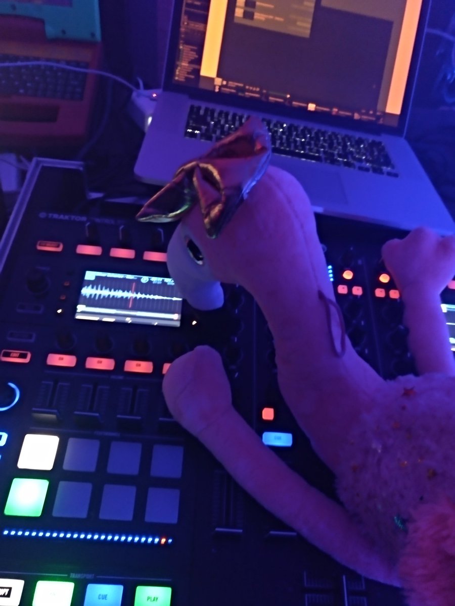 DreselChristian's tweet photo. DJ #franziane legt auf #18fff https://t.co/8qW7oLPTqw