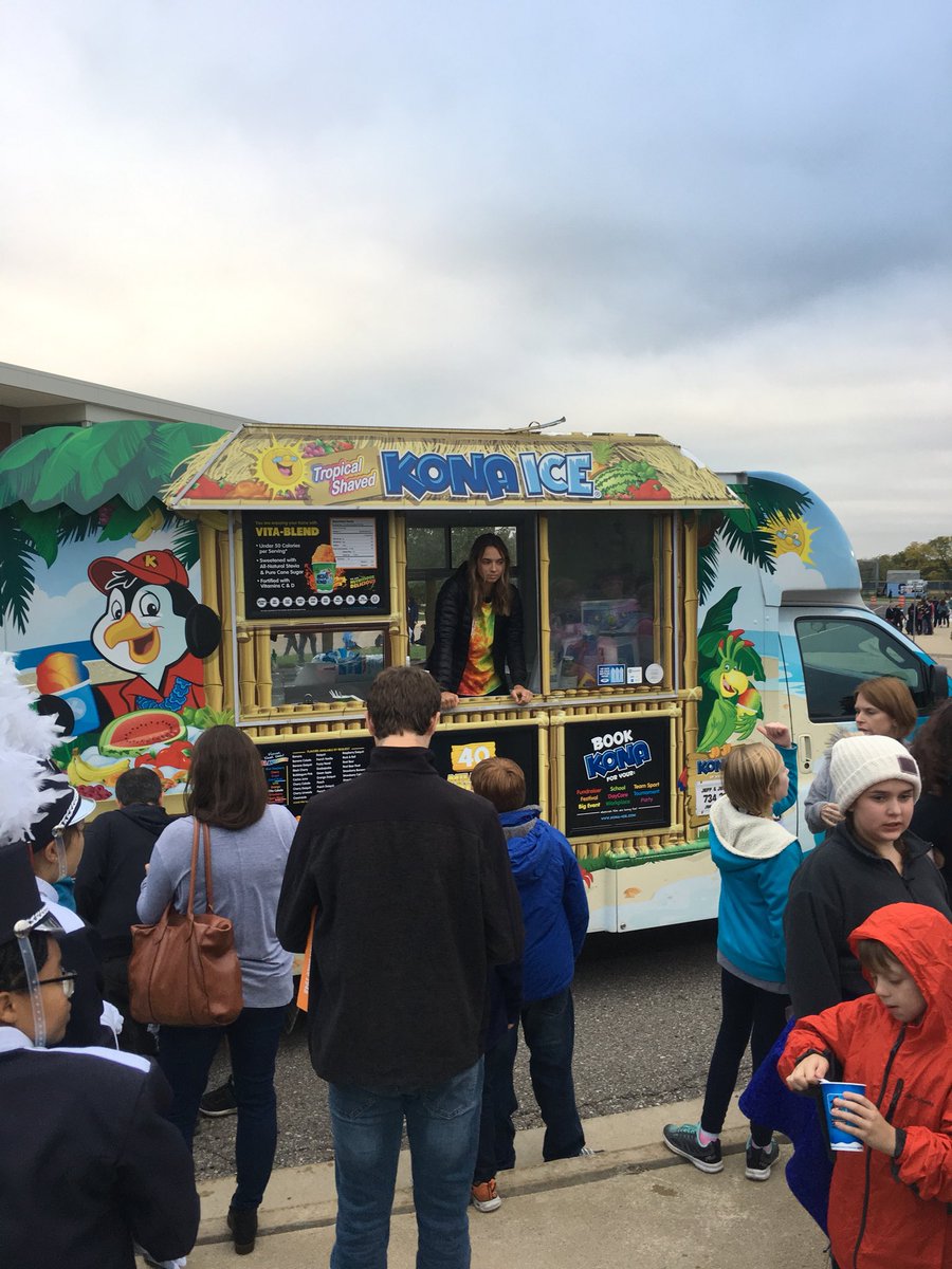 schmidtmaSW's tweet image. Check out our food trucks! Amazing food before the game. @A2schools @SkylineHighA2 #trylocal