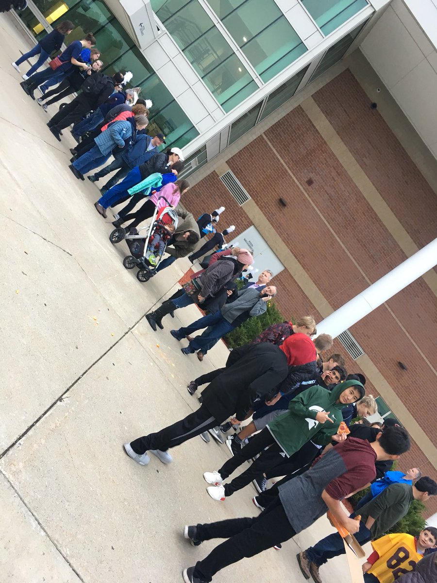 schmidtmaSW's tweet image. Check out our food trucks! Amazing food before the game. @A2schools @SkylineHighA2 #trylocal