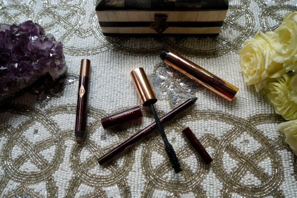 ElegantMidlife's tweet photo. Day and night eye makeup with only 3 products (VLOG) https://t.co/s13NYxJkli ...quick/easy/STUNNING EYES! #makeupideas @CTilburyMakeup #Lifest2018 #over50 #makeuptips #beauty #beautyblog #Ad #makeup #beautytips #over50andfabulous #Over50beauty #beautyblogger #getthatlook #glam https://t.co/UhV3rnqjc2