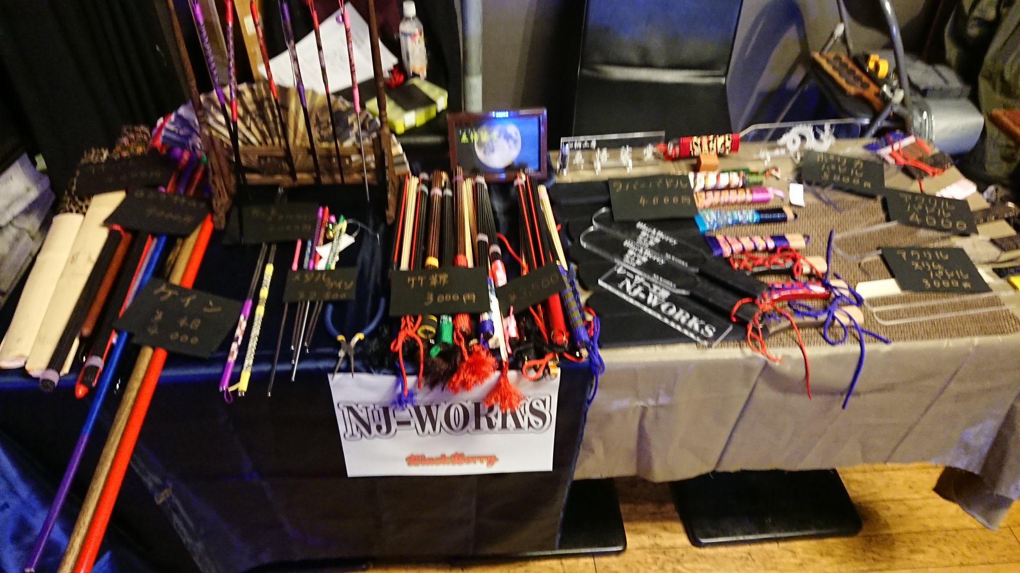 Itao 板尾涼 ゑ悟裟堂 ブース設営完了 ブラックベリー ゑ悟裟堂 Njworks 竹鞭 アクリルパドル ラバーパドル メタルケイン メタル竹鞭 T Co D33wb1h0na Twitter