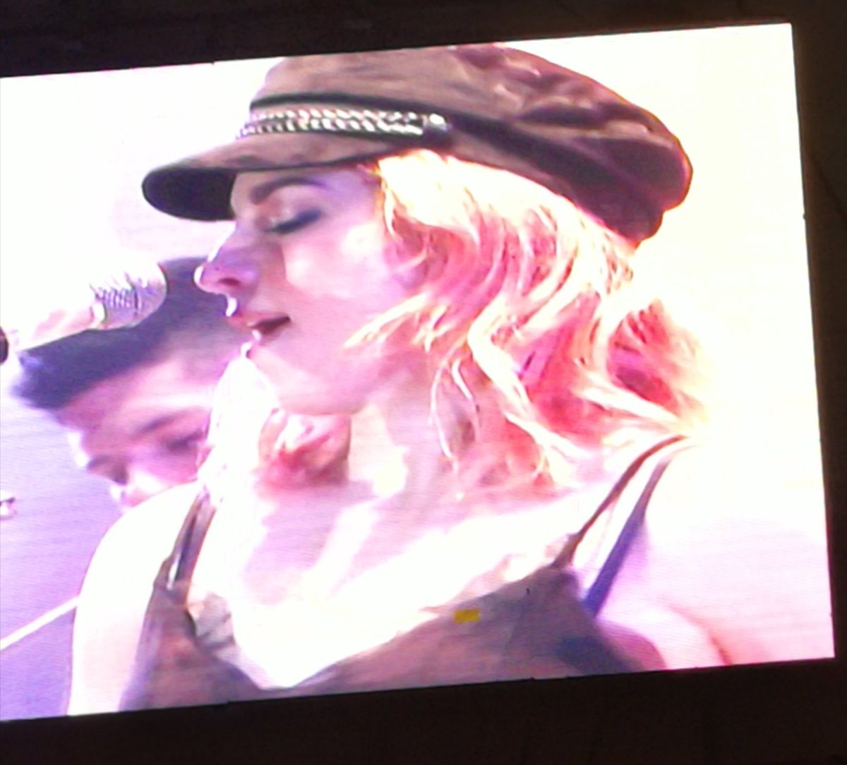 A mí me vale verga tu play back, pero con esa cara de marrana como si te la fueras a tragar....\o/ <a href="/PatyCantu/">P A T Y * C A N T Ú</a>