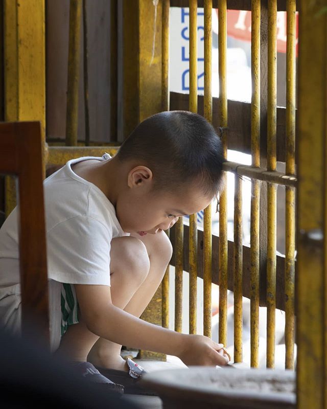 howstevesees's tweet photo. Sometimes you have to entertain yourself at the Bia Hoi
.
.
.
.
.
.
#canon_photos #canonphotography #hanoi #vietnam #childplaying #perfectlighting #perfectlight #entertainyourself https://t.co/xj7hSlVa93 https://t.co/oEU16njDyi