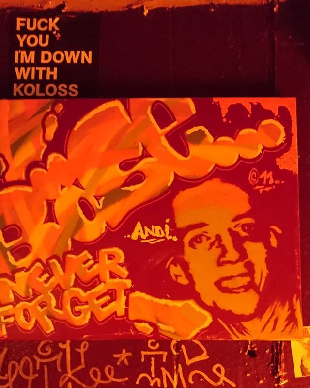 Finde das Fuck you. @koloss_skateboards sticker in der #zooschänke ift.tt/2zUncc7