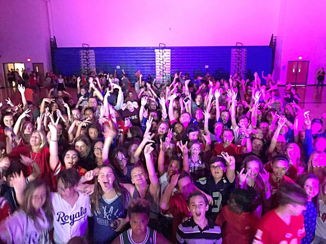 mrschmidt_gvsms's tweet photo. Had a great time at Jersey night @Eaglesgvsms! Got to see some of my students in a different light as they also saw their teacher was a little cooler! Haha #gvsms #smseagles @Partyitupentert https://t.co/RwJqXJ30nU