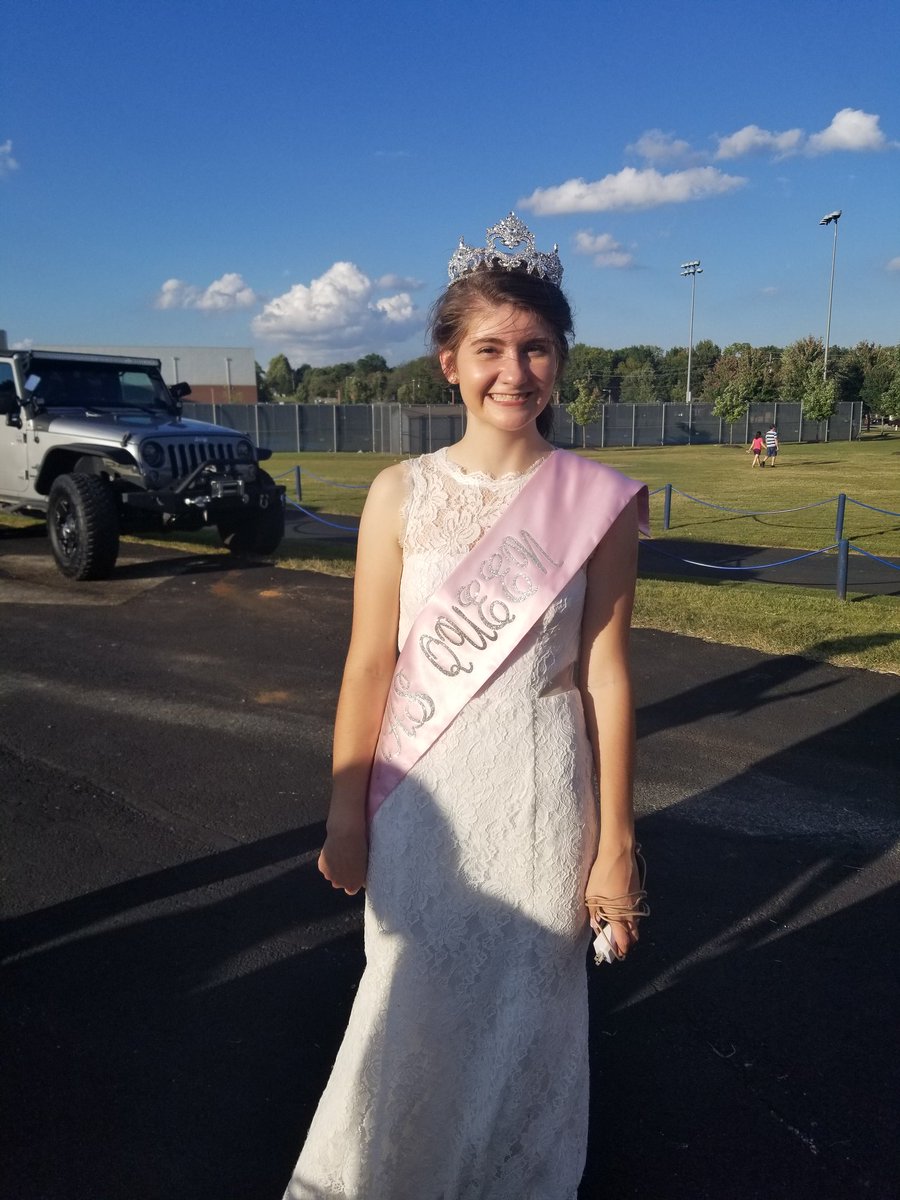 HHSWarEagleSB's tweet photo. Congratulations to Kyndall on HC Queen! 👸@kyndalliskool https://t.co/cLQrh3SfZ4