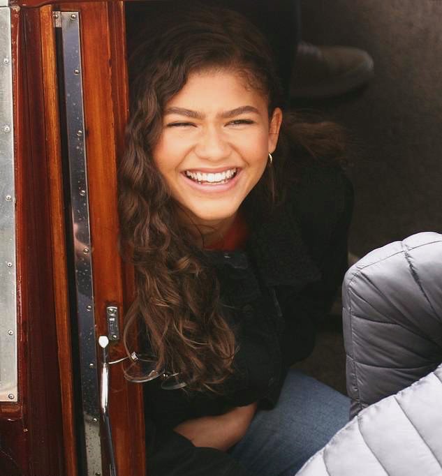 Zendaya's tweet photo. Just a quick thanks to all of you for keeping this smile on my face. Europe...it’s been real, see you soon NY ♥️ https://t.co/pIHjld3S7n