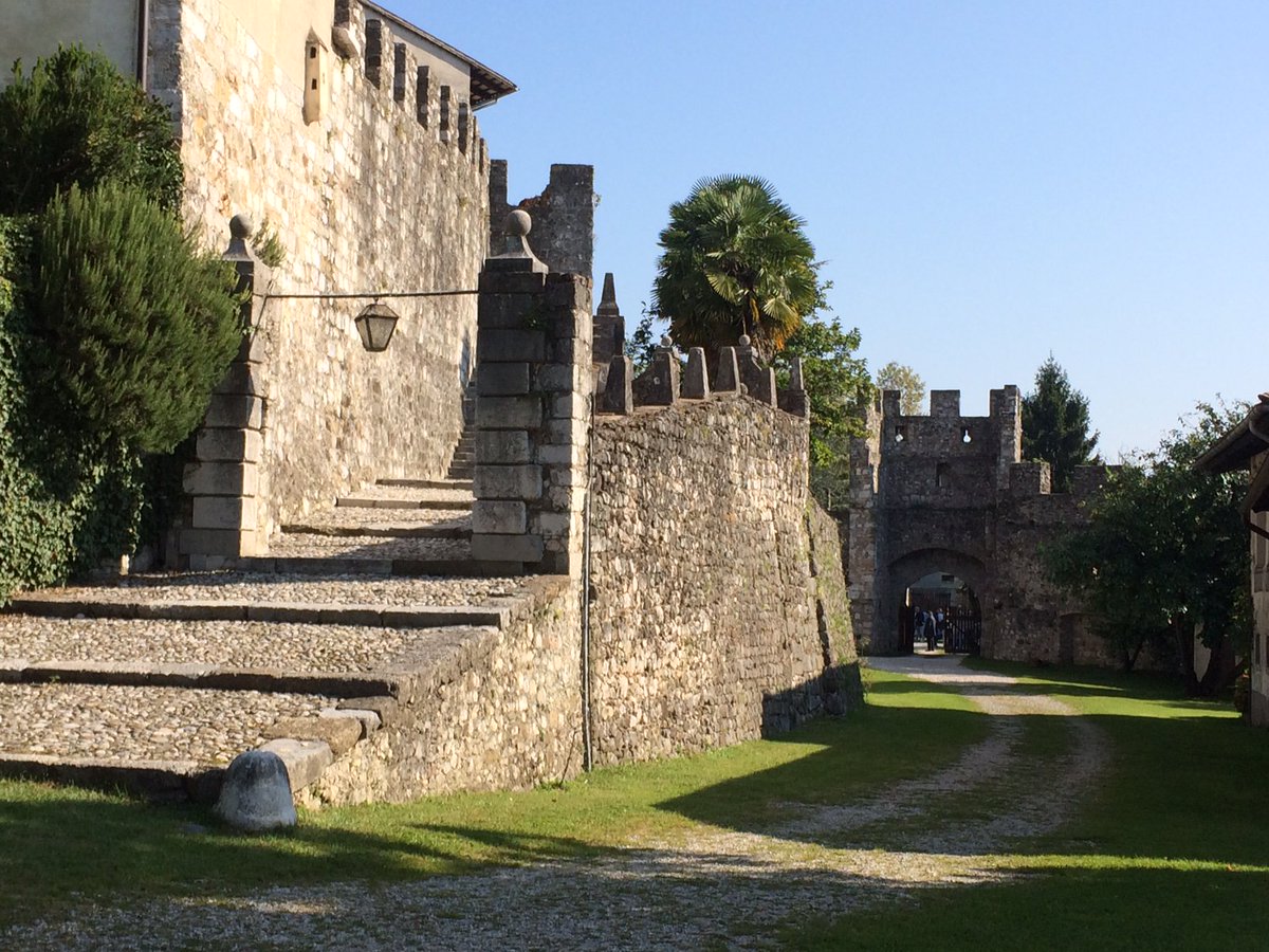 Il Castello di Arcano sarà visitabile in occasione di #castelliaperti sia sabato 6 - a partire dalle 10 - che domenica 7 ottobre.
#friuliveneziagiulia #castelli #medioevo @FVGlive <a href="/igersfvg/">Instagramers FVG</a> <a href="/igersud/">Instagramers Udine</a> <a href="/somewherefvg/">somewherefvg</a>