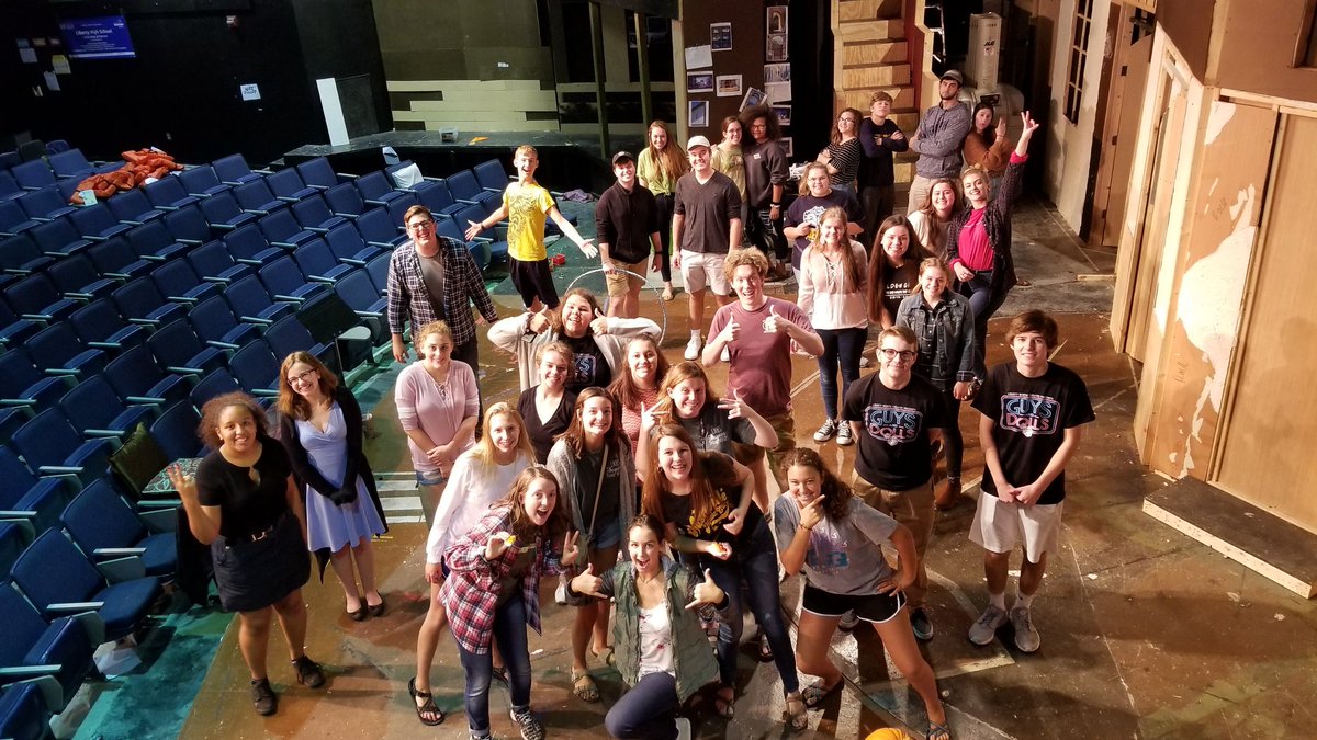 MrTurpinLPS's tweet image. Spooky Bonding Night between the high school Thespian Troupes @LHS__Thespians and @LNThespians @LPSFineArts @LIBERTYSCHOOLS   #hoolahoop #pumpkincarving #dessert