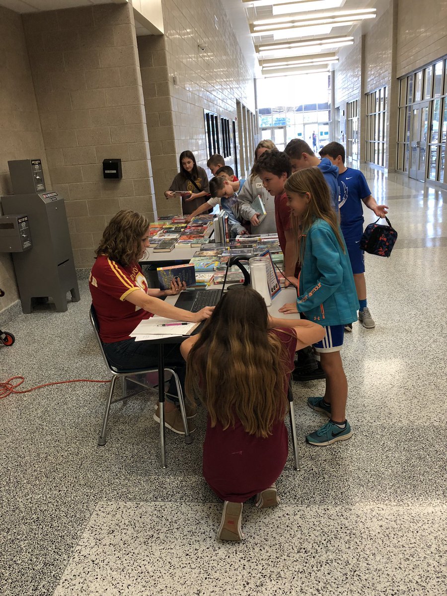OGMiddleLibrary's tweet photo. Our 1st visit from the Davidson County Public Library bookmobile was a huge success! Our students checked out almost all of the books that were brought and many signed up for library cards! #trendthepositive #readersareleaders @OGMSgrizzlies @dcsnc https://t.co/jbepSUGRKT