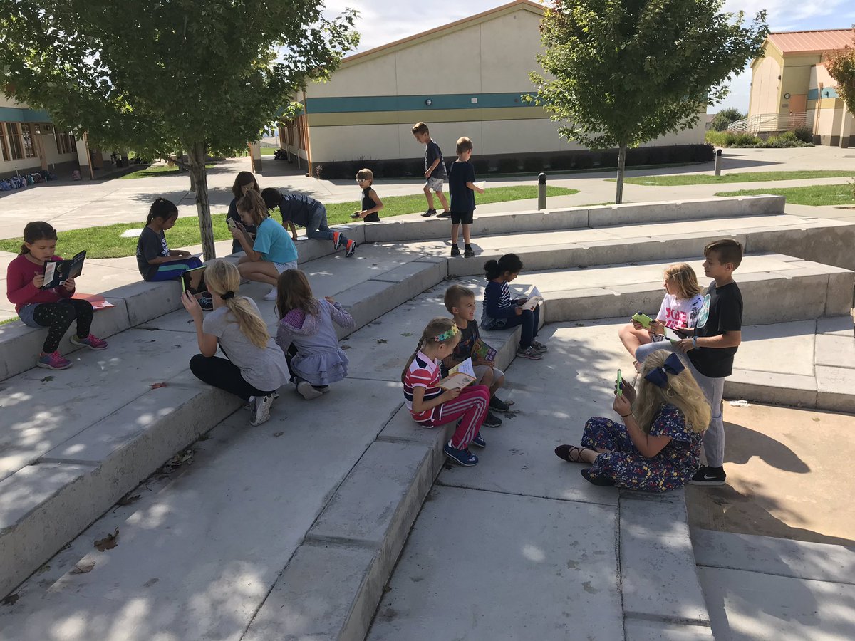 VaughenVipers's tweet photo. Seesaw reading and videoing our little buddies. #coyotesCAN with Mrs. Caddow’s first grade. https://t.co/c1dHCnlMyE