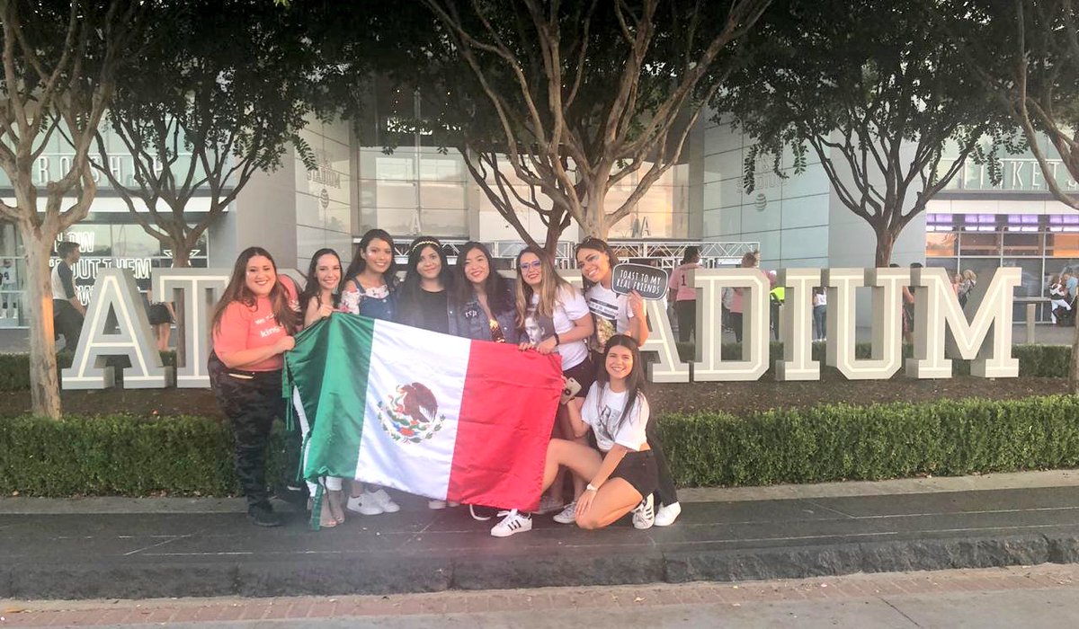 latinslovertour's tweet image. Latin Swifties from MEXICO are ready for #repTourArlington 🇲🇽🙌🏻 Have so much fun!! #LatinSwiftiesOnRepTour @taylorswift13 @taylornation13 @shatterswift