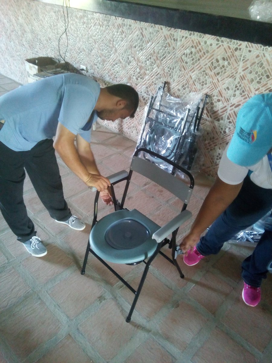 Mantecal4F's tweet photo. #VenezuelaEsPazYSolidaridad
En Mantecal EDO APURE la Misión JGH. Hace entrega de material de Apoyo a discapacitados, una labor de amor del Presidente Nicolas Maduro. AÚN EN PLENA GUERRA, SE LE RESPONDE AL PUEBLO, SOLO EN REVOLUCIÓN ES POSIBLE @NicolasMaduro @LisandroSPSUV https://t.co/QBr0EcoTBp