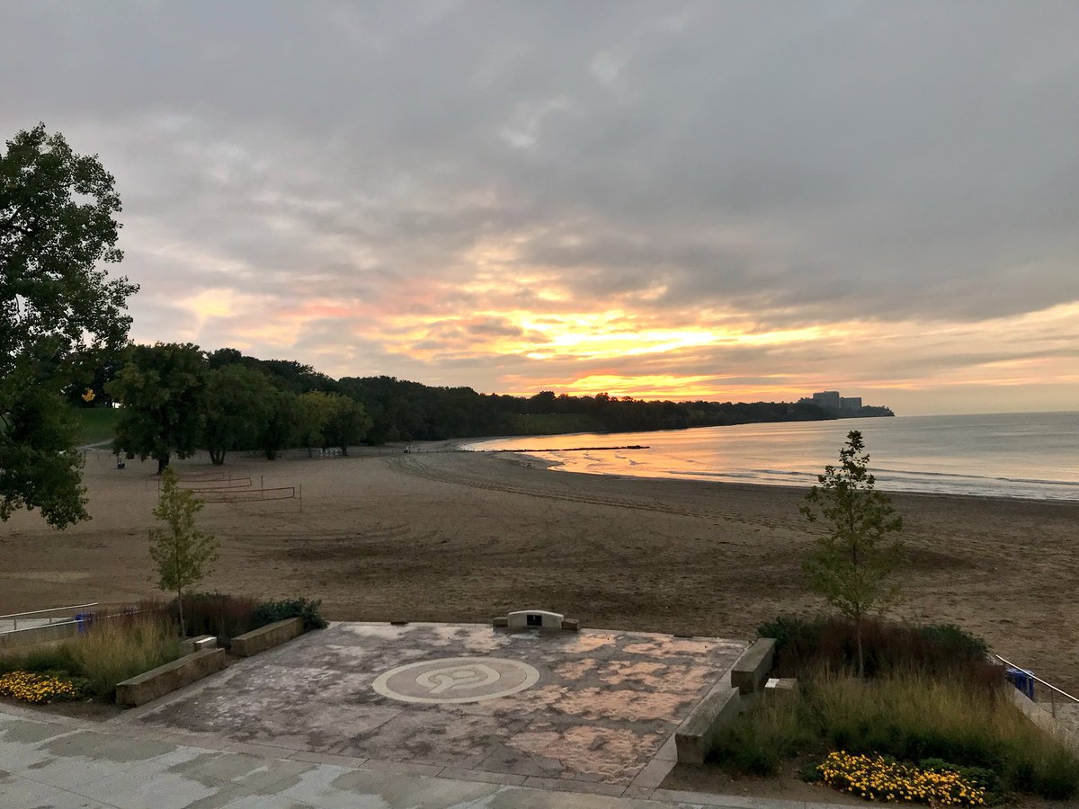 MerwinsMgr_ktk's tweet photo. This is why we stay open until sunset π
β€οΈ #edgewater #sunset #FridayFeeling #LakeErie #CLE #sunsetthrowdown2018 #teambeachhouse #beachvibes #rainyday #stormyskies https://t.co/UCbHHacKfH