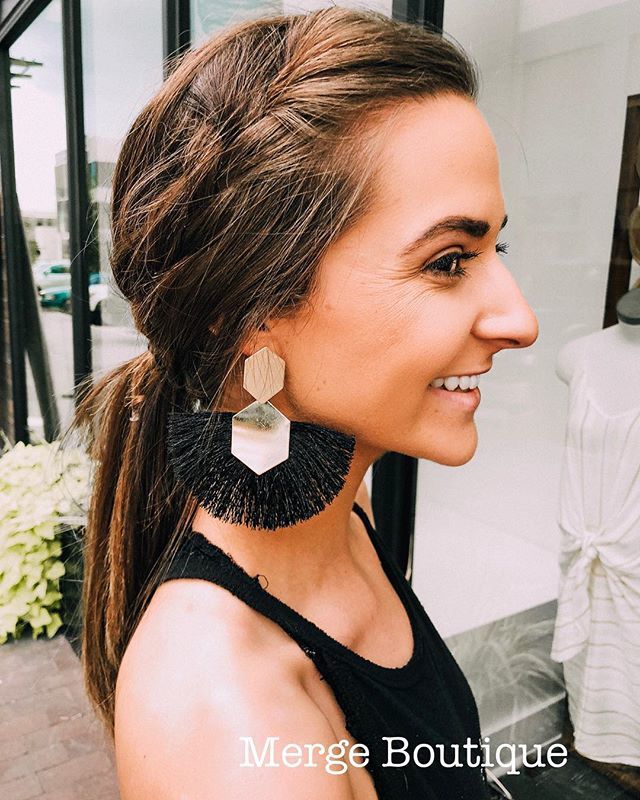 mergeboutiquecs's tweet photo. Spice up your outfits with some bold earrings!!
•
Earrings: $9.99
•
Comment #runship or #runhold to purchase! https://t.co/x29P8BhAsV