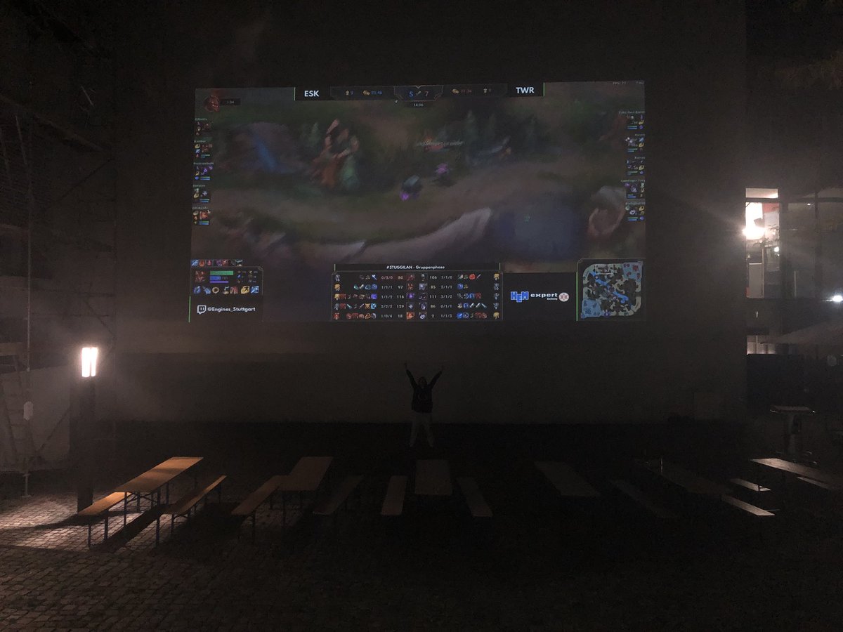 3Uhr in der Nacht und erstmal livestream auf der Hauswand. @StuggiLan @team_ingame Jap das da vorne ist <a href="/SmashLunatic/">Franzi 🦦</a> 😂👌🏼#live #lan #Party #lol #stream #xxl