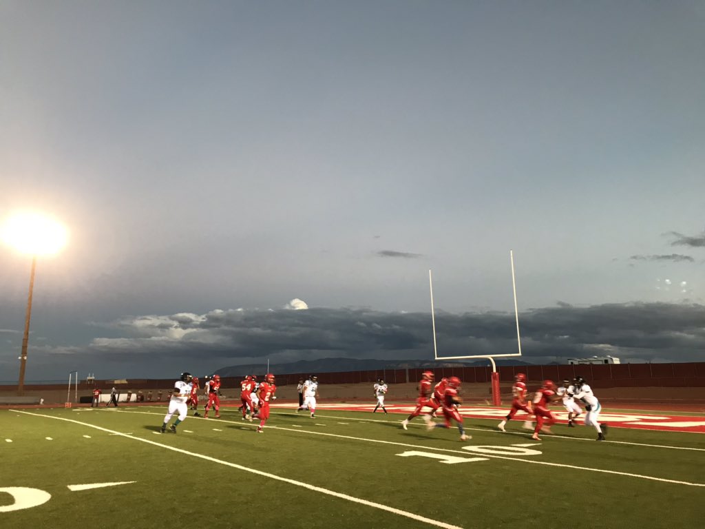 clahchischiligi's tweet photo. Friday Night Lights in #Arizona:
#RedMesa vs #Pinon
@ArizonaAIA #azpreps @azc_preps https://t.co/AySwUqgQEK