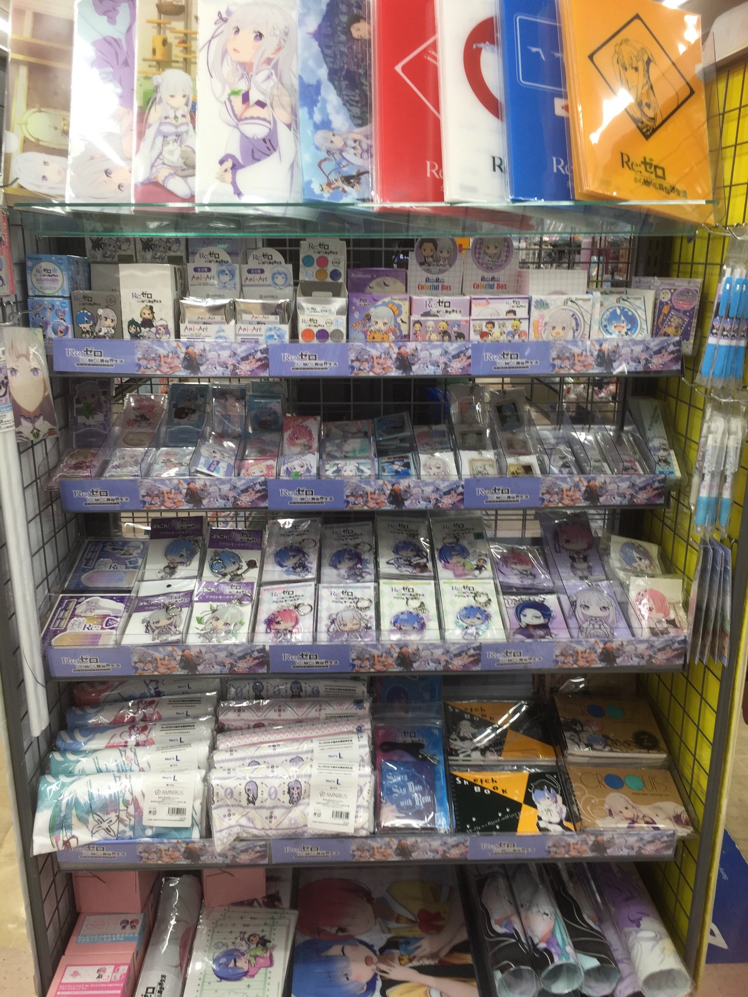 アニメイト京都 Re ゼロから始める異世界生活 商品情報 本日より劇場版が公開となっている Re ゼロから始める異世界生活 の商品を 京都店ではコーナーにてどどん と販売中どすえー 新商品も入荷致しております 映画を観た後 観る前に 是非