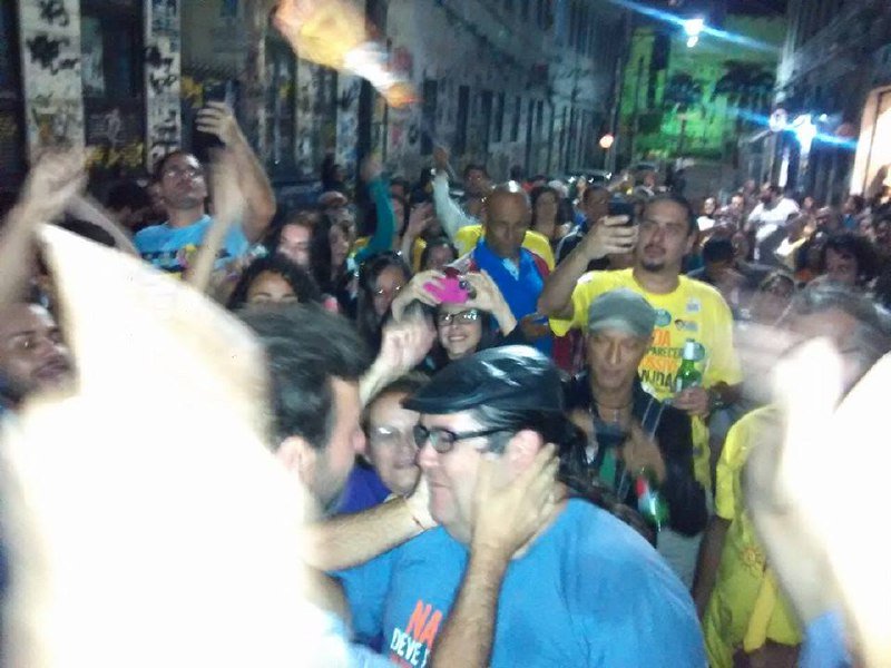 MarceloFreixo's tweet photo. A qualidade da foto não é das melhores, mas este dia foi emocionante. Há 4 anos comemorávamos a vitória como deputado estadual mais votado do Brasil e a primeira campanha de Tarcísio Motta​ ao Governo do Rio. Agora é federal! 5050 na cabeça e nas urnas! #Freixo5050 #FreixoFederal https://t.co/qlovCS1qcN
