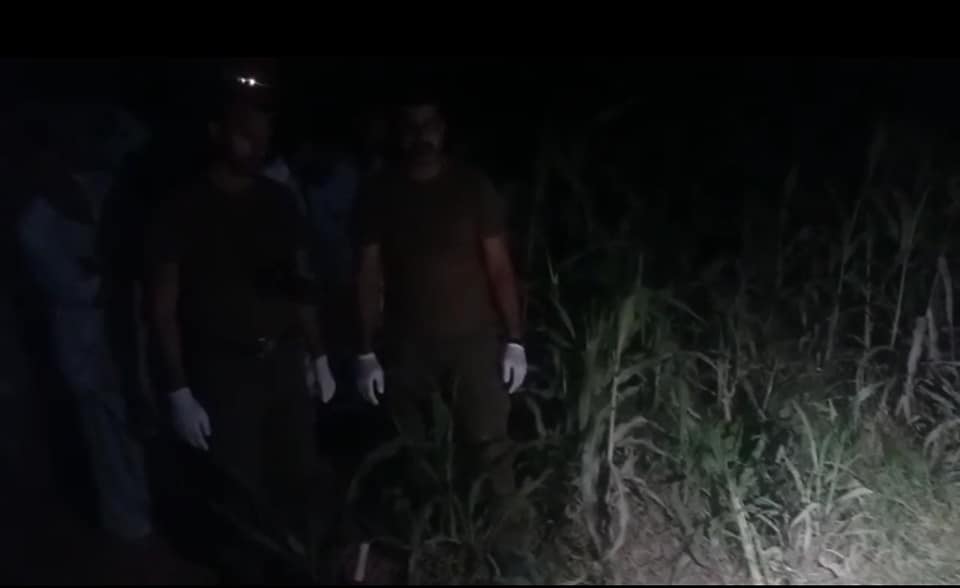 Waqtnewstv's tweet photo. ملتان:تھانہ ممتاز آباد کی حدود میں ایک شخص قتل
چالیس سالہ محمد طاہر شازیہ بی بی کے ساتھ اڈہ بصیرہ سے ملتان آ رہا تھا
دو نامعلوم افراد نے طاہر اور شازیہ بی بی کو روکا,ملزمان نے طاہر پر ڈنڈوں کے وار کر ڈالے
#Multan #MumtazAbad #MuhammadTahir #DeadBody #Police https://t.co/GBfuLUDtlj