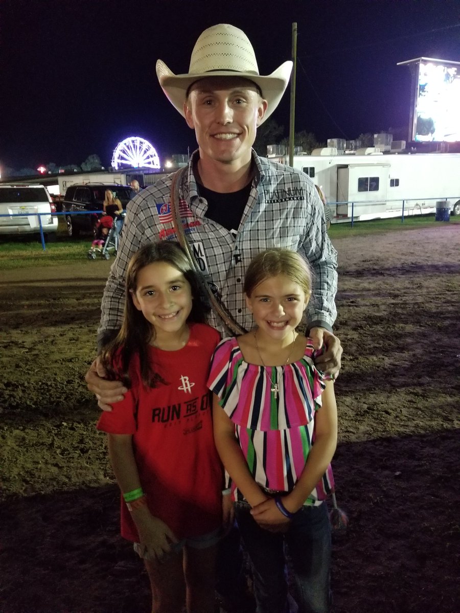 Rowdy_Robertson's tweet photo. Peyton can't go anywhere without people stopping her for a picture. @tufcooper said hey Peyton, can I get a picture? Tuff was a hell of a nice guy.
@PRCA_ProRodeo #prca2018 #calfroper #worldchampion https://t.co/EOri0Nl3js