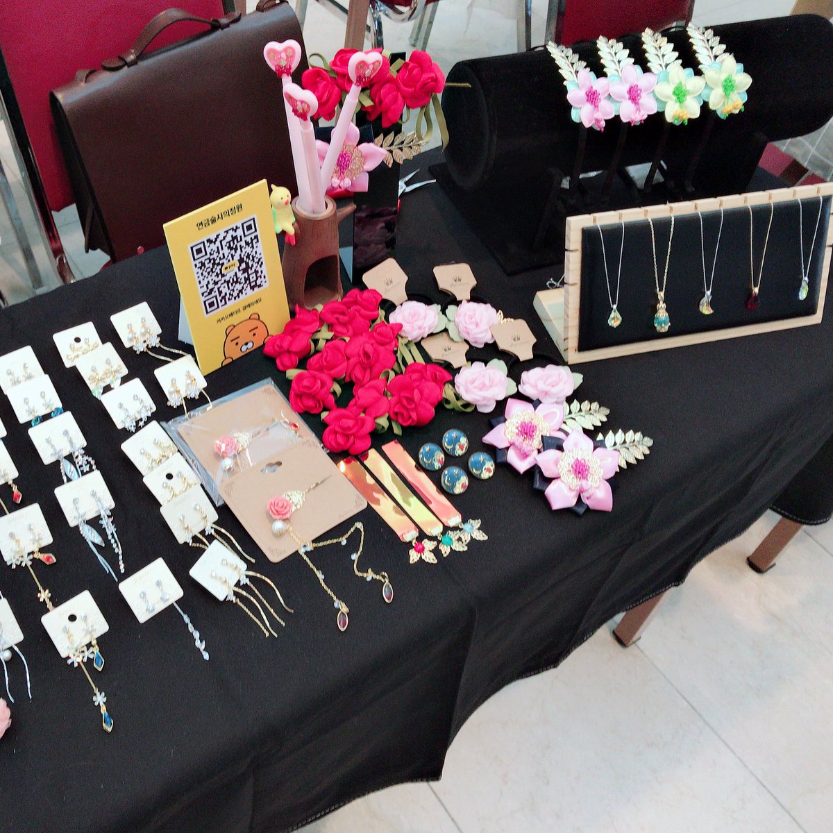 매진임박 부스 셋팅완료에요!! 뭔가 역시 전 DP나 사진에는 영 소질이 전 없는 듯💦 궃은 날씨라 걱정이 많지만, 그래도 잘 부탁 드립니다😌 ....역시 부끄럽다!!!