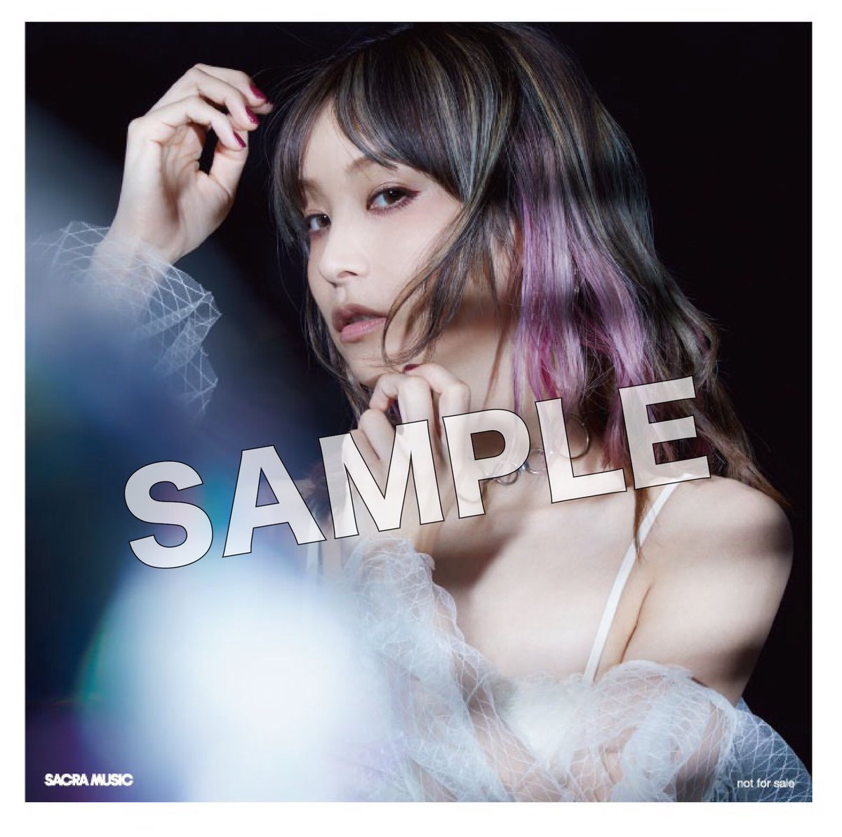 また、会場内のCD即売コーナーにて12/12発売のシングル「赤い罠(Who