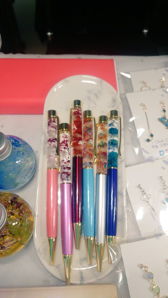 하늘고양이공방(<a href="/yuraseon00/">하늘고양이 시엘로(10/11,12 디페 참석)</a>)
매진임박(<a href="/resoldout/">매진임박✨창작 온리전✨</a>) 부스
디피완료~^^
부스는 "팔5" 입니다~^^
신작 하바리움 볼펜도 있어요~^^