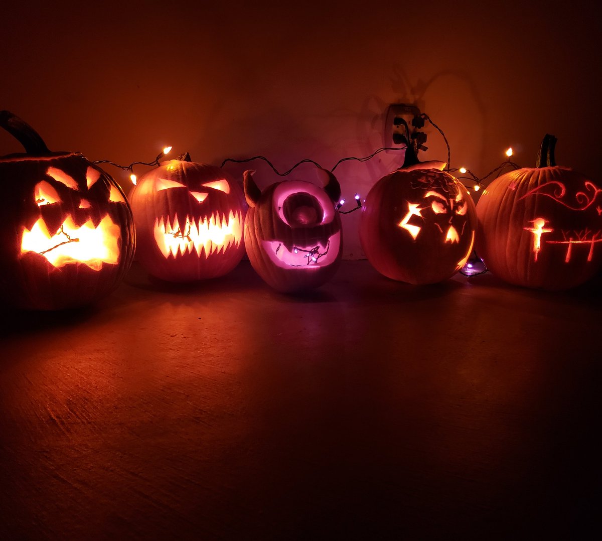 VasilliR's tweet photo. #pumpkincarving was a success! https://t.co/XjipiRBlLh