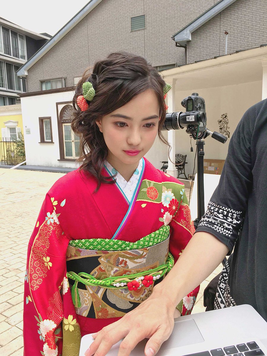 ジョイフル恵利 振袖レンタル 公式 در توییتر 18年カタログオフショット 撮影のモニターチェック中にお邪魔したら 撮られてることに気付いて照れる 新関碧 ちゃん サイドに寄せたヘアがとっても お似合いでした ジョイフル恵利 振袖 新関碧