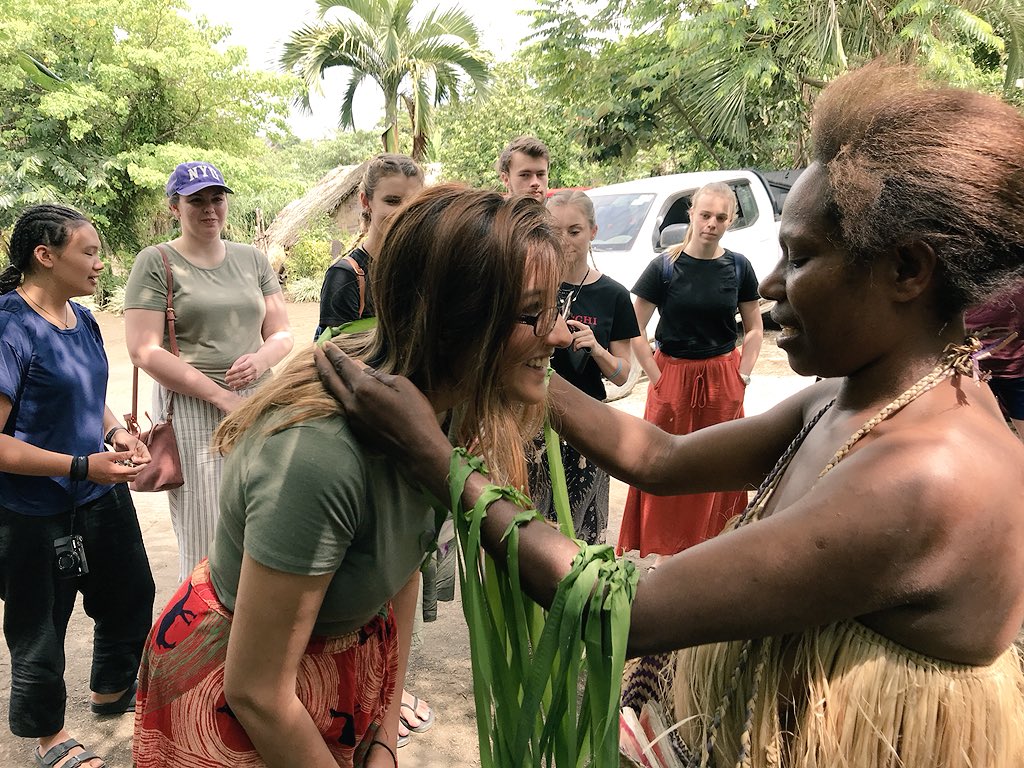 GriffComms's tweet photo. This morning the #climatechange #communications group got to visit Louinio and had a culturally immersive experience (📷 by Kriti Gupta and Stefan Armbruster) #Vanuatu #Tanna https://t.co/148xVrskYb