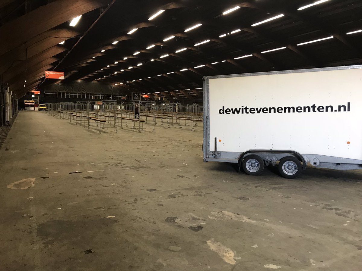 MarcoDocter's tweet photo. #drukweekend #likejesus #Snuffelmarkt #Bruiloft #Darts #6500bezoekers @IJsselhallen #hoppa https://t.co/5WbV1Vytmo