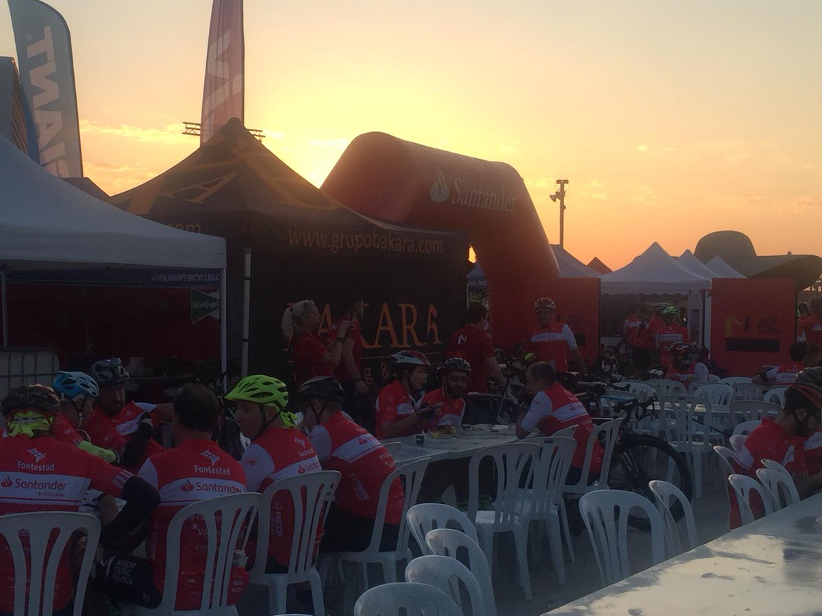 GrupoBakara's tweet photo. 🚴 Momentos antes de la salida 🚴 la ciudad se vá tiñendo del rojo #MCV2018 #Valencia #Cullera https://t.co/XH4LtTIHh4