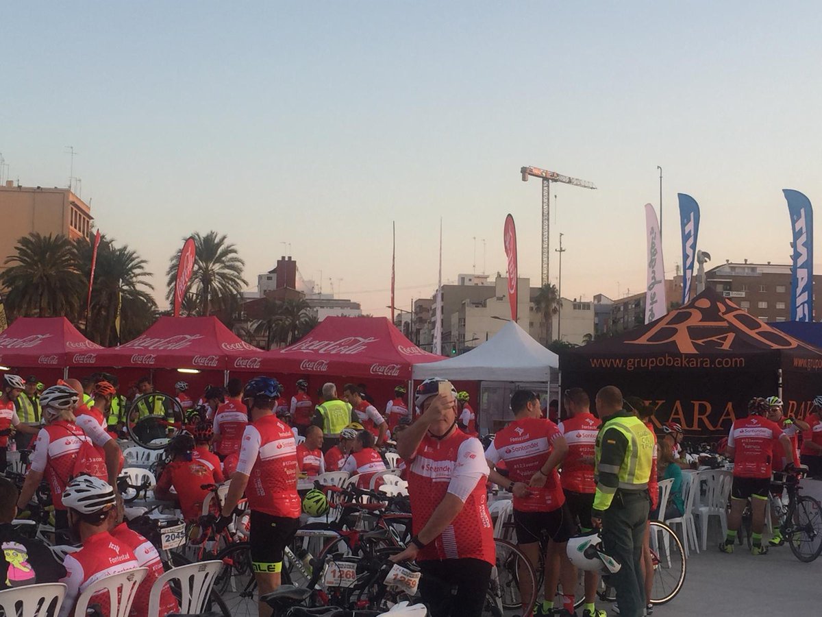 GrupoBakara's tweet photo. 🚴 Momentos antes de la salida 🚴 la ciudad se vá tiñendo del rojo #MCV2018 #Valencia #Cullera https://t.co/XH4LtTIHh4