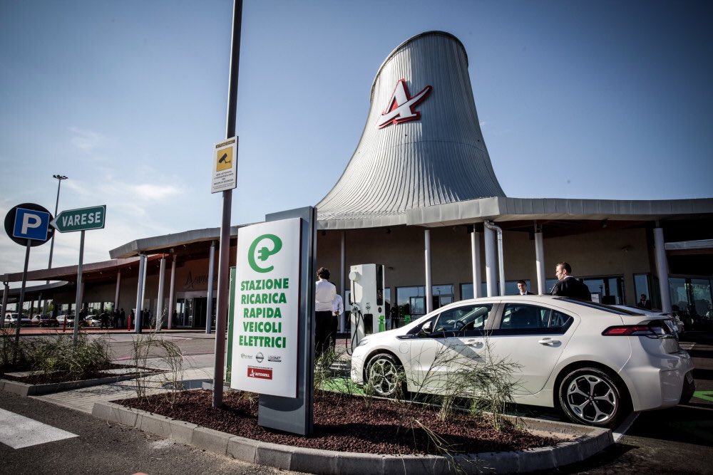ECARSNOW's tweet photo. @vaielettrico @motus_e @EnelGroupIT @beCHARGED Un tavolo di lavoro 5 anni fa ci ha permesso di installare la prima &amp; la seconda fast Charge d’Italia in autostrada con #Autogrill, #Nissan, #Tesla, #Loginet: pronti per replicare a tappeto! https://t.co/96NL9v9aBY